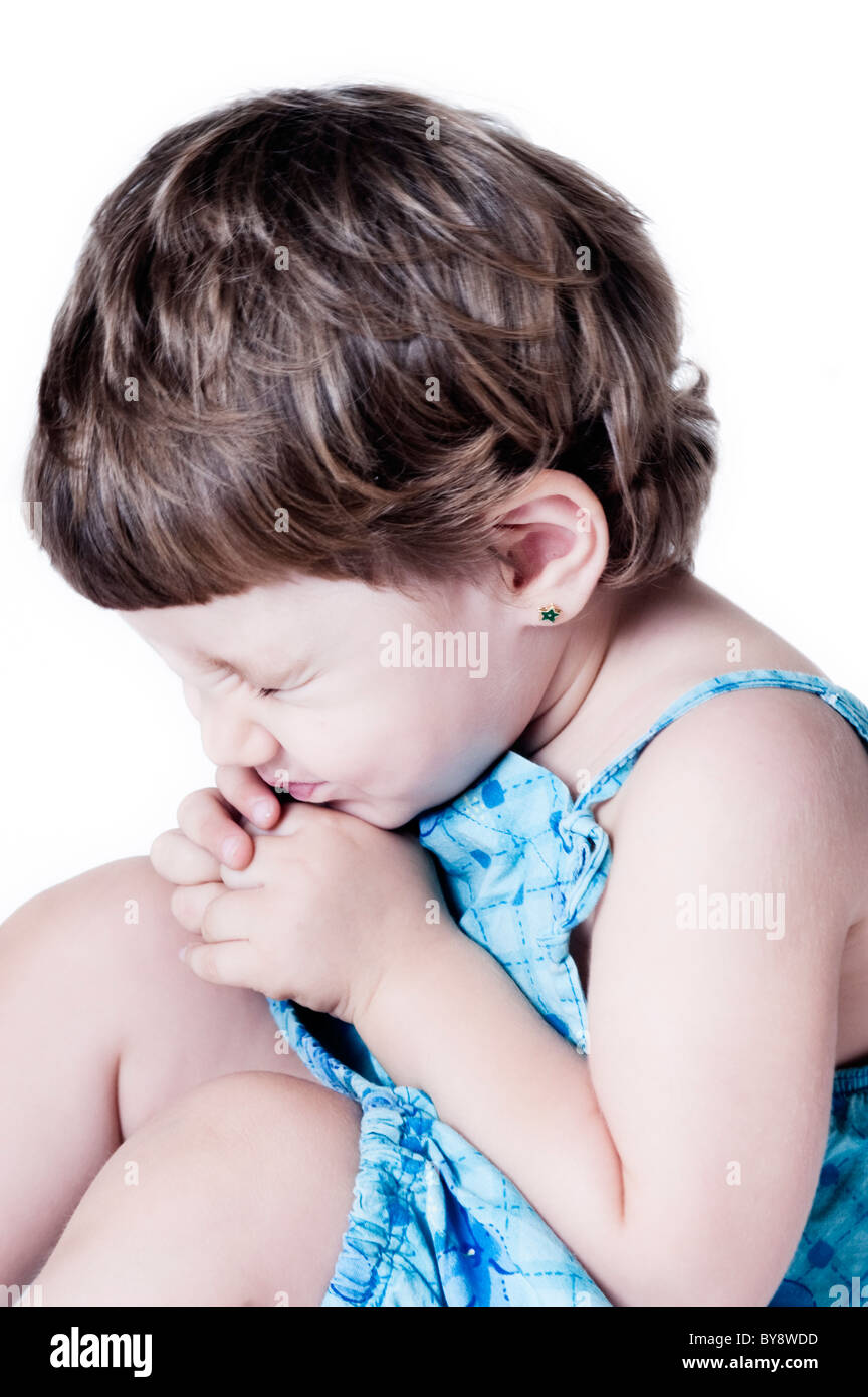 Baby mit blauen Kleid, um zu weinen, zu brechen Seite gedreht Stockfoto