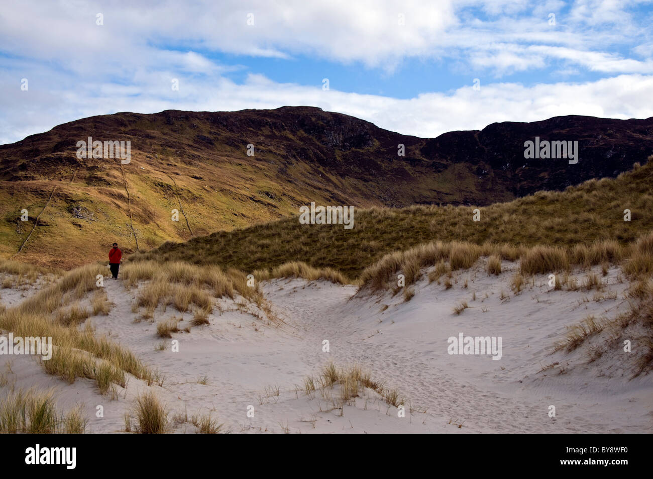 Frau geht allein auf Sanddünen an der Küste des Atlantischen Ozeans Stockfoto