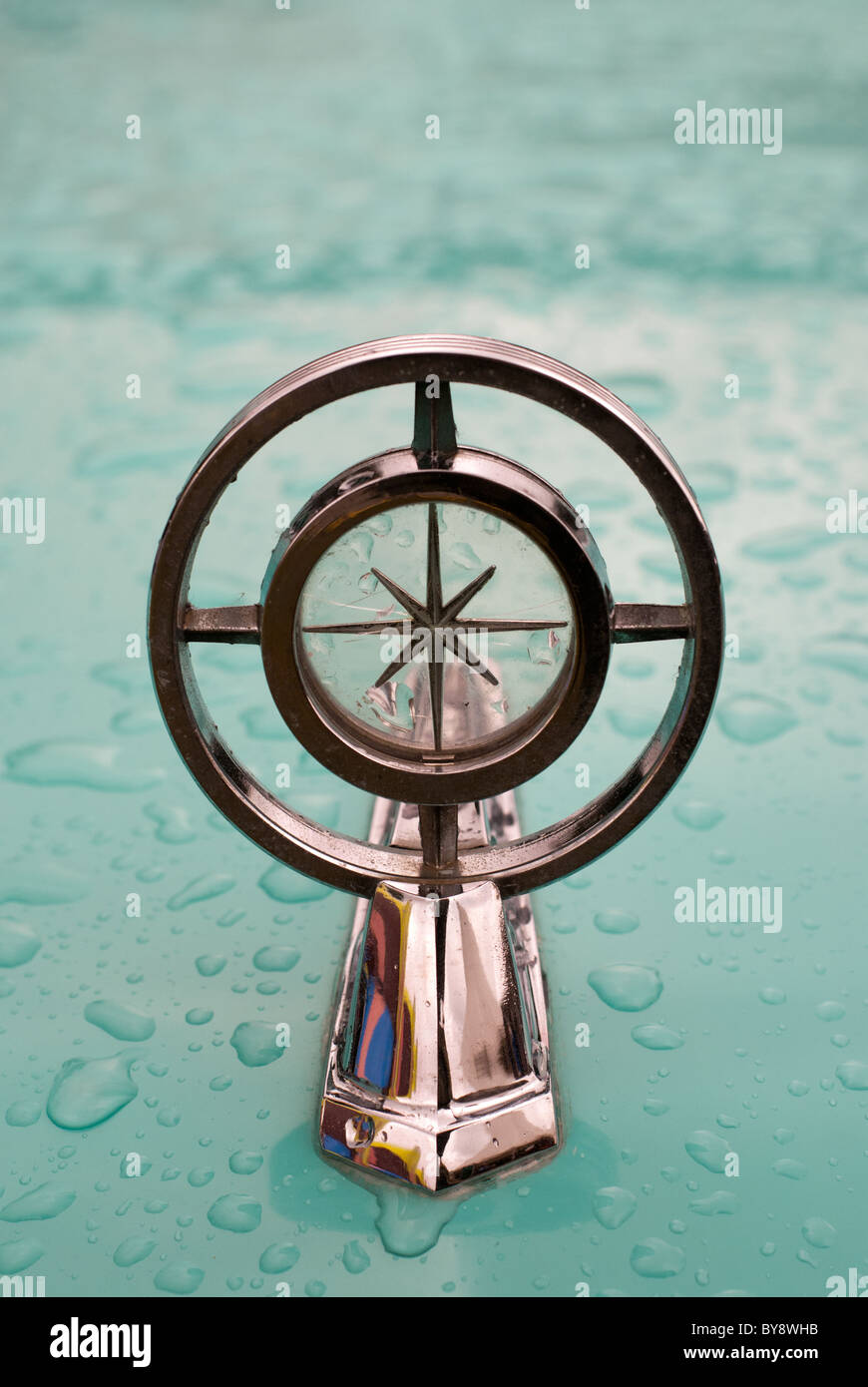 Die Motorhaube Maskottchen der 1957 Lincoln Premier Auto an einem verregneten Tag.  Das Auto ist in der klassischen 50er Jahre Pastell Grün lackiert. Stockfoto