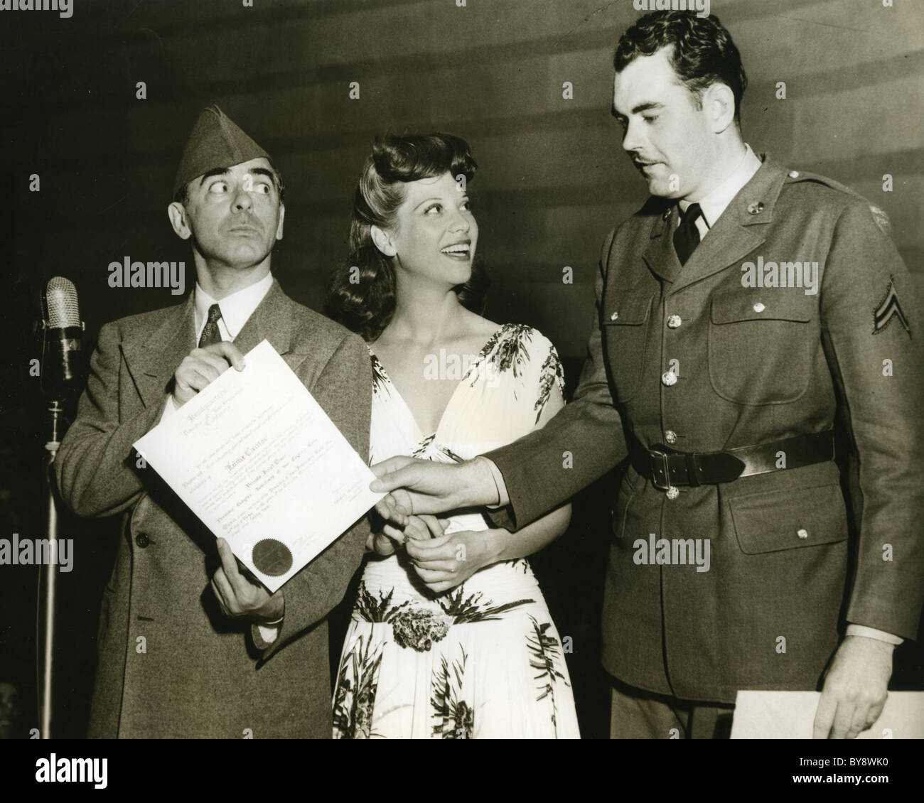 DINAH SHORE (1916-1994) US-Sängerin mit Komiker Eddie Cantor auf der linken Seite präsentieren eine Auszeichnung Cpl Ralph Wheleham ca. 1942 Stockfoto