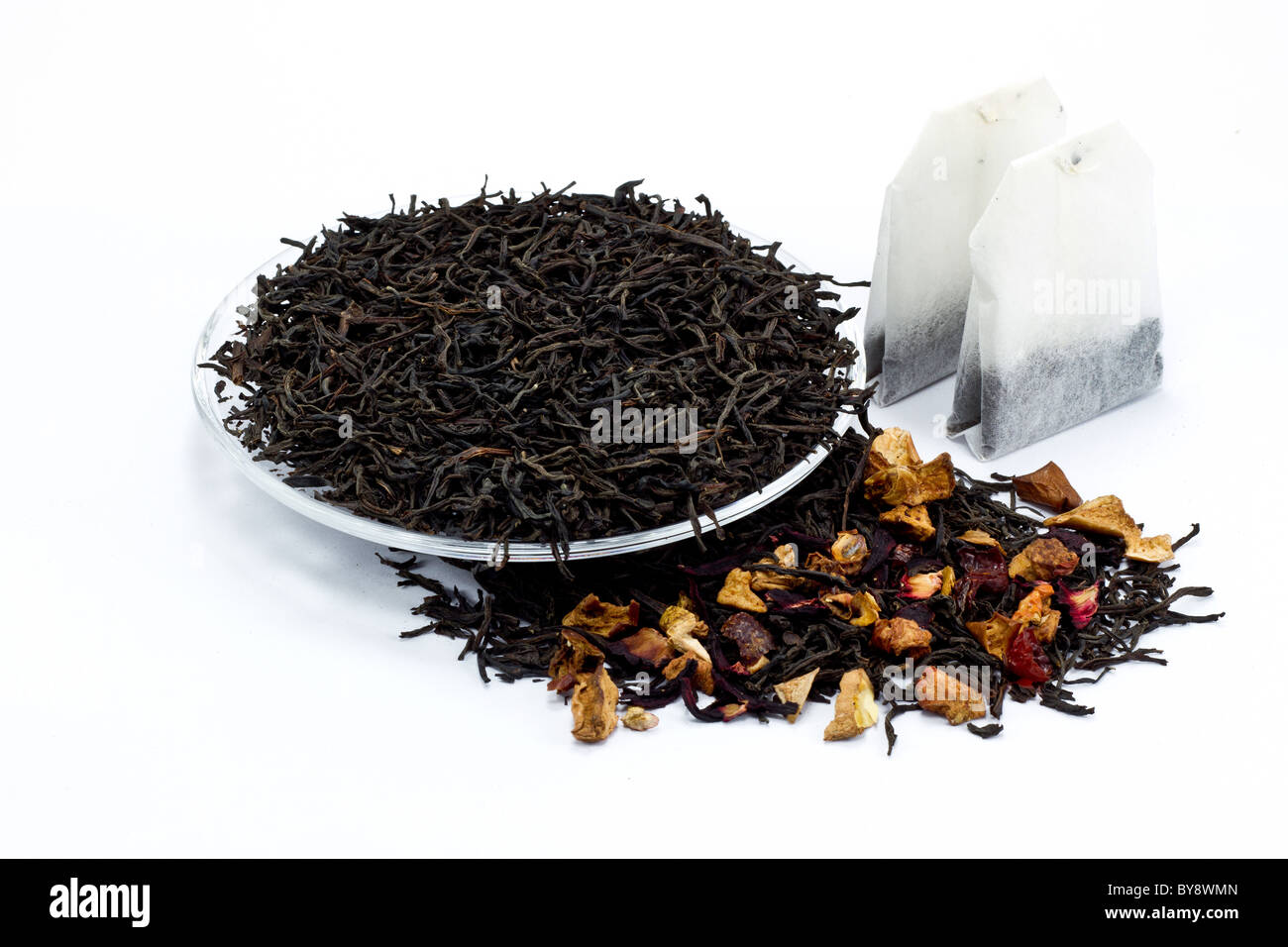 schwarzer Tee Blätter mit getrockneten Früchtetee auf weißem Hintergrund Stockfoto