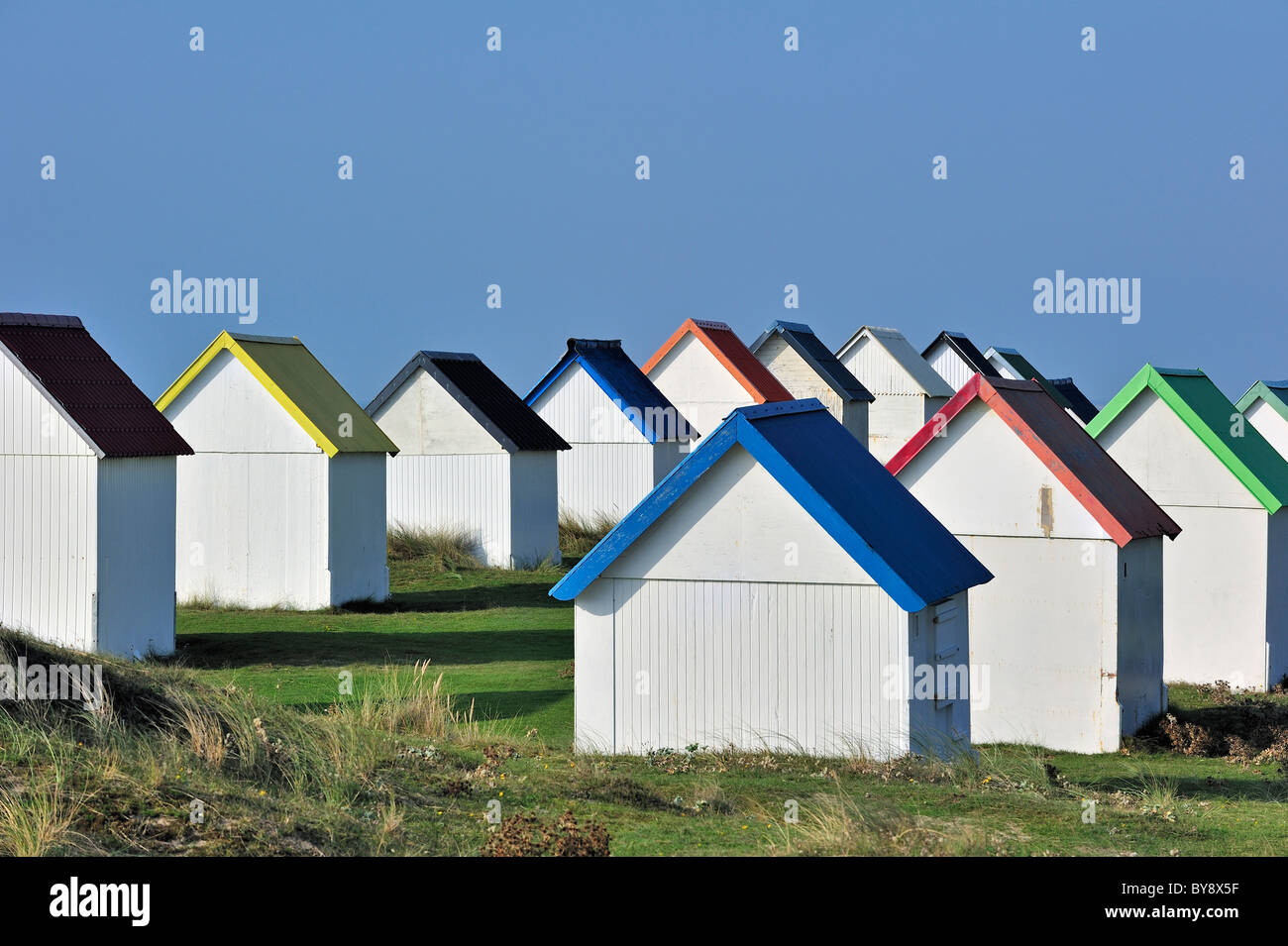 Bunte Strand Hütten in den Dünen bei Gouville-Sur-Mer, Normandie, Frankreich Stockfoto