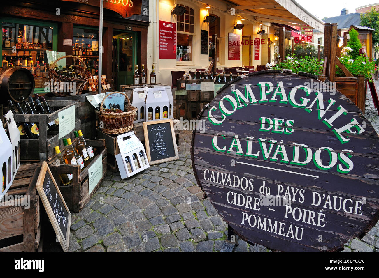 Regionale Produkte wie Apfelwein und Flaschen Calvados im Geschäft in Honfleur, Normandie, Frankreich Stockfoto