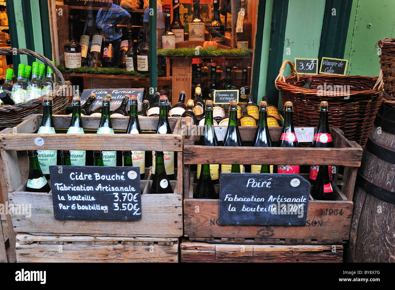 Regionale Produkte wie Apfelwein und Flaschen Calvados im Geschäft in Honfleur, Normandie, Frankreich Stockfoto