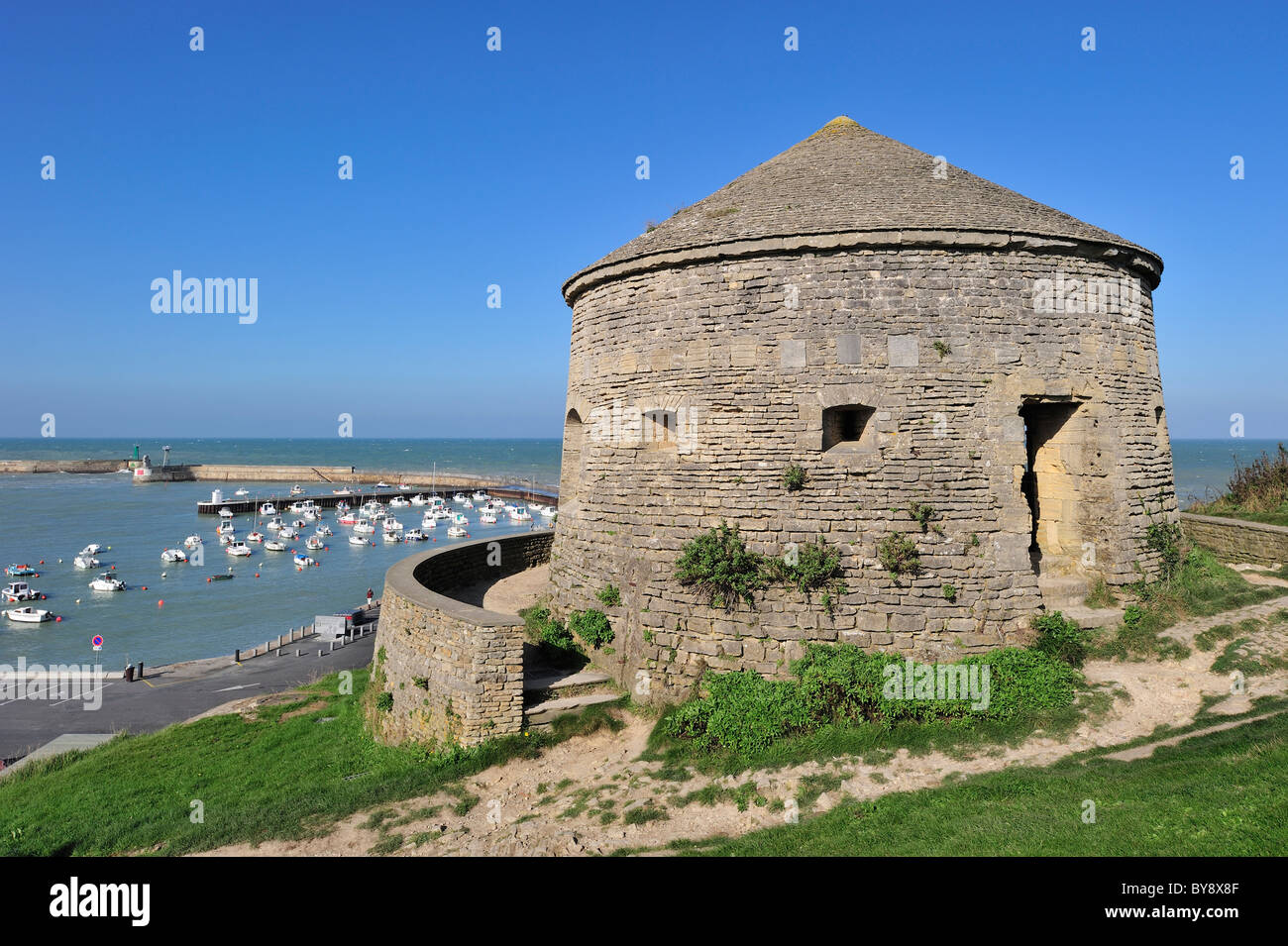 Der Turm Tour Vauban mit Blick auf den Hafen von Port-En-Bessin, Normandie, Frankreich Stockfoto