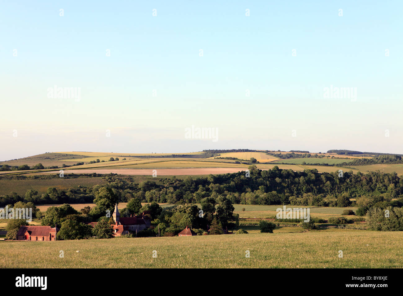 Vereinigtes Königreich West Sussex Blick über tiefen Süden schüren und St. Leonards Kirche Stockfoto