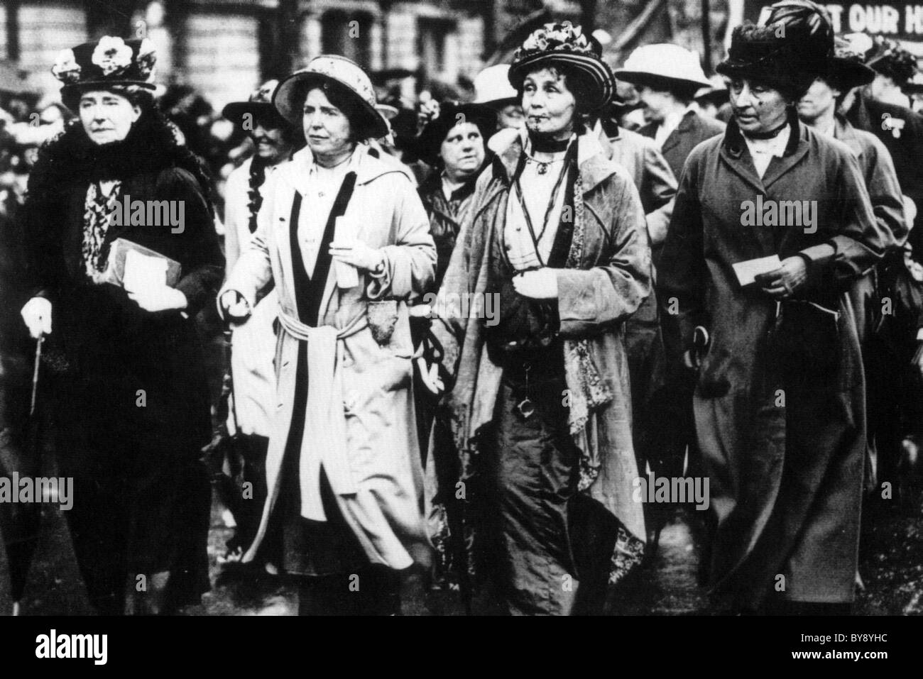 EMMELINE PANKHURST (1858-1928) englischer politischer Aktivist und Führer der britischen Suffragetten-Bewegung, zweiter von rechts Stockfoto