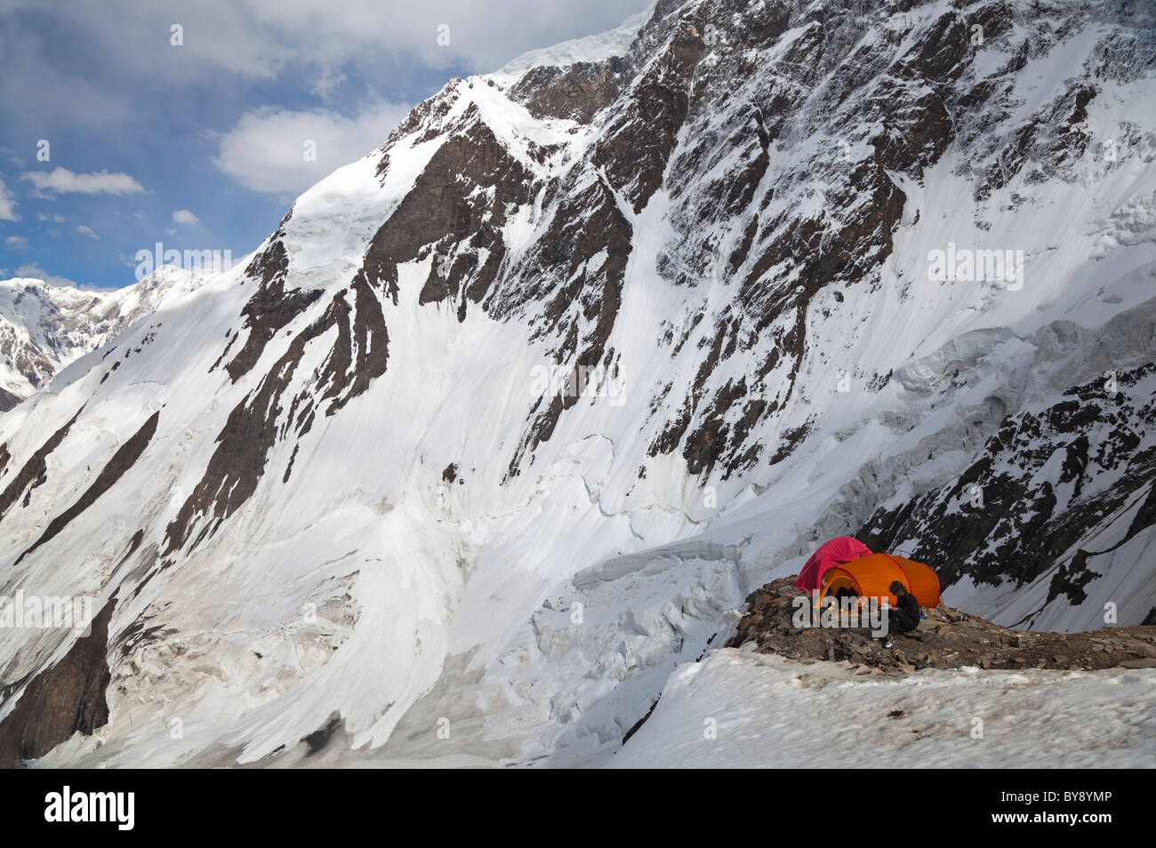 Bergsteiger im Höhenbergsteigen Camp am Khan Tengri Peak, Lager 1 (4500 m), Tian Shan-Gebirge, Kasachstan Stockfoto