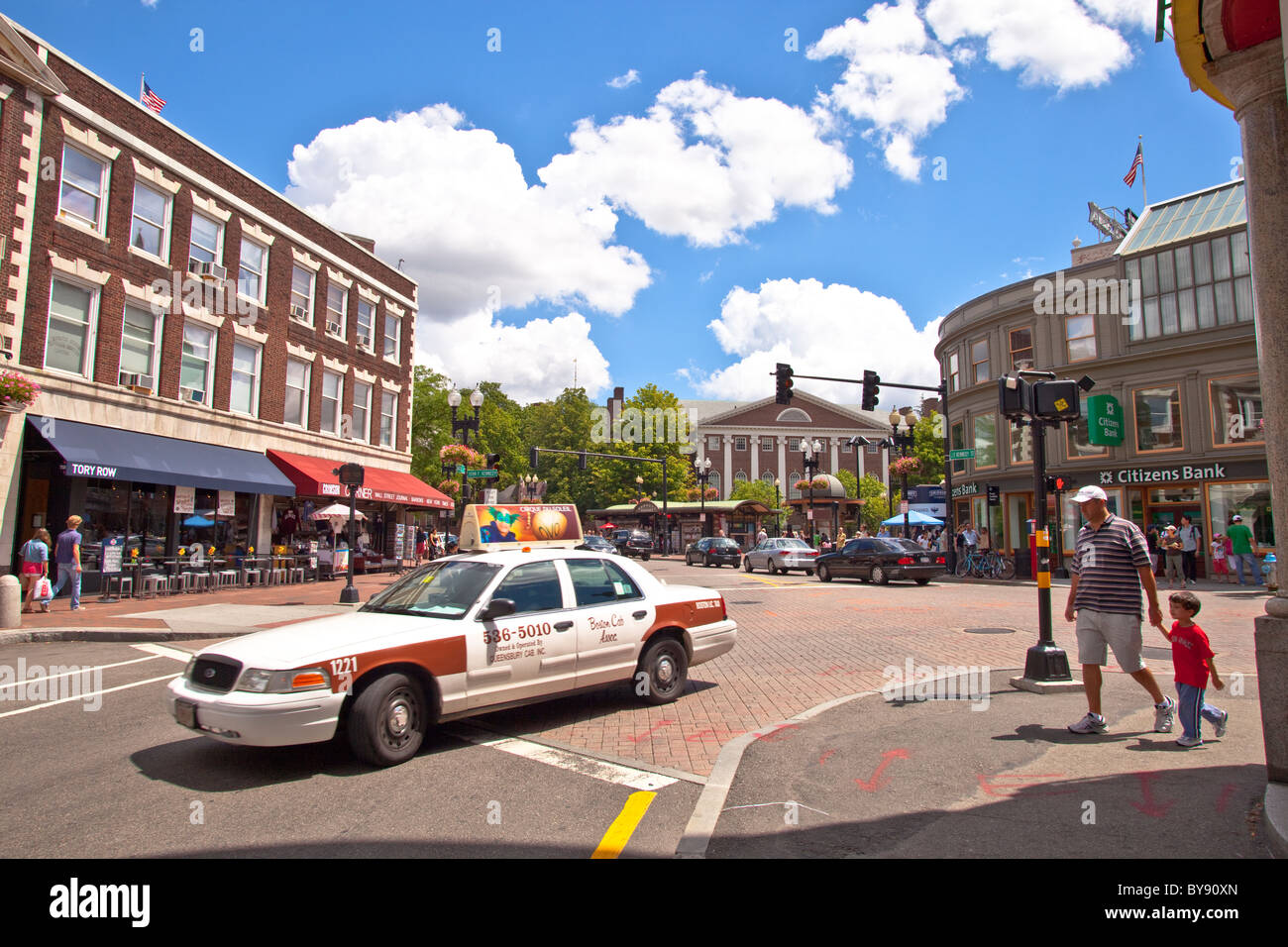 Taxi wird die Ecke in Harvard Square. Stockfoto