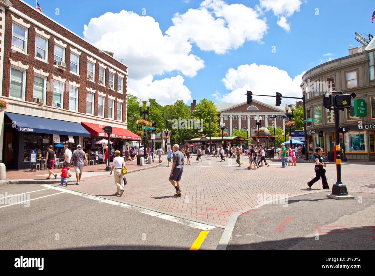 Menschen über die Straße in Harvard Square, Cambridge, MA. Stockfoto