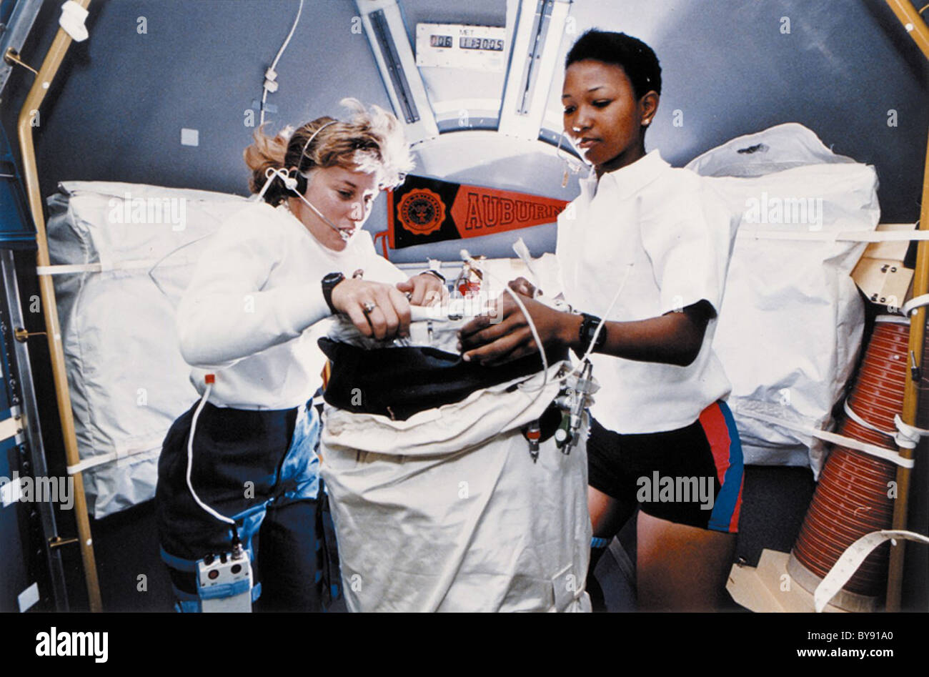 Dr. N. Jan Davis (links) und Dr. Mae C. Jemison an Bord der Erdumlaufbahn Space Shuttle Endeavor. Stockfoto
