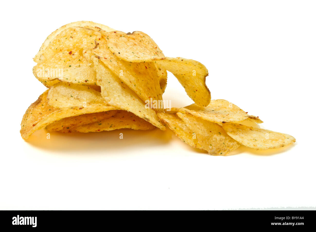 Haufen von Kartoffel-Chips aus niedrigen Perspektive isoliert auf weiss. Stockfoto