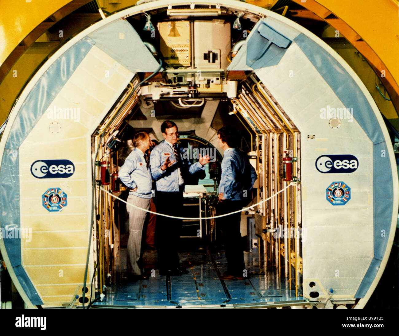 Owen K. Garriott, Vize-Präsident George Bush und Ulf Merbold Westdeutschlands, innen Spacelab im Kennedy Space Center. Stockfoto