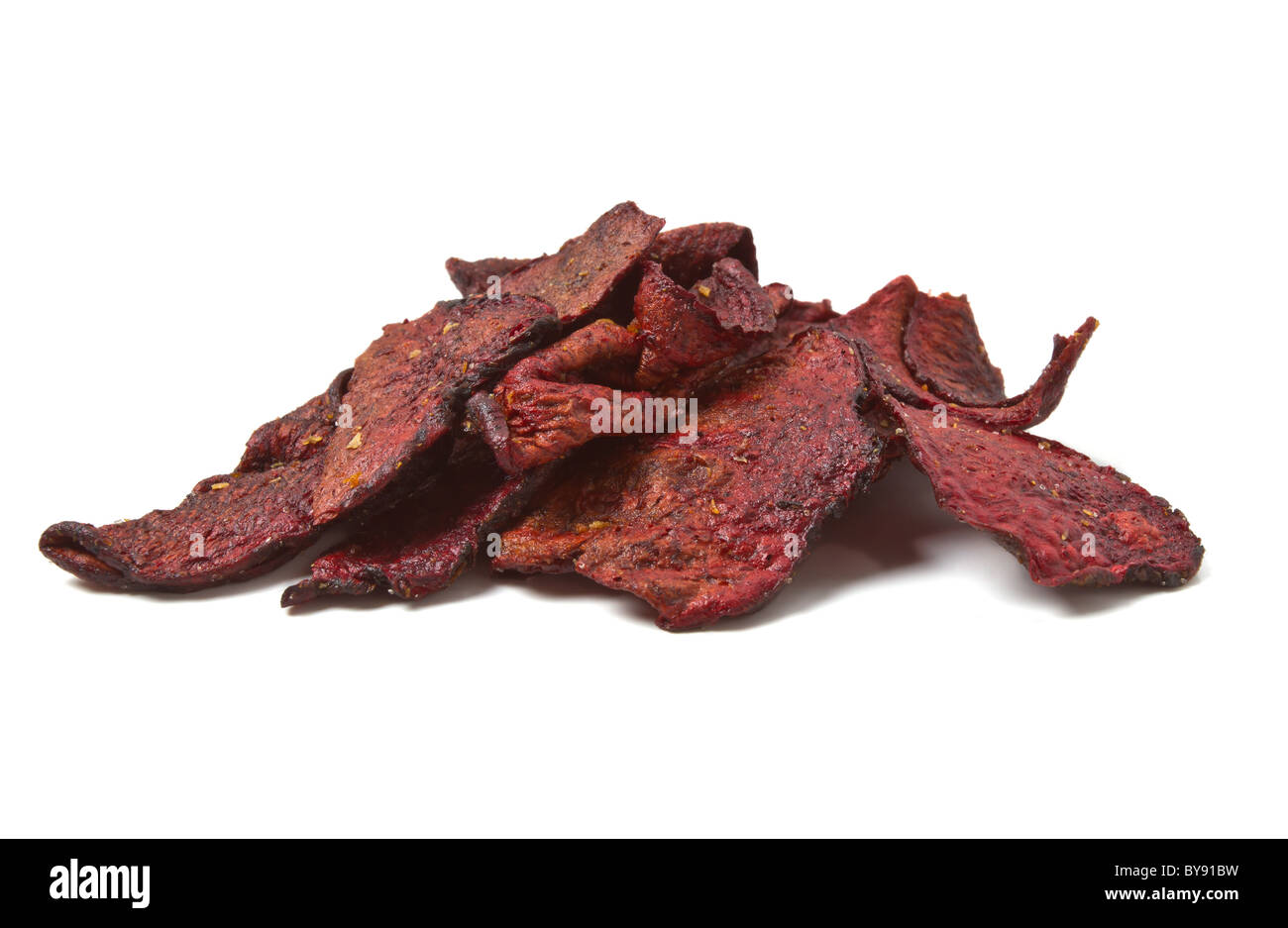 Luxus Gourmet rote Beete Chips Alternative zu Kartoffelchips isoliert auf weiss. Stockfoto