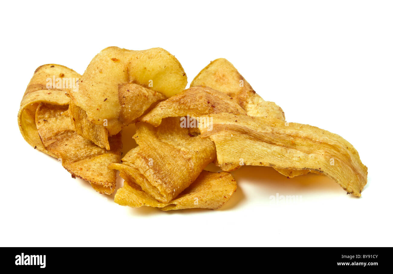 Luxus Gourmet Pastinake Chips Alternative zu Kartoffelchips isoliert auf weiss. Stockfoto
