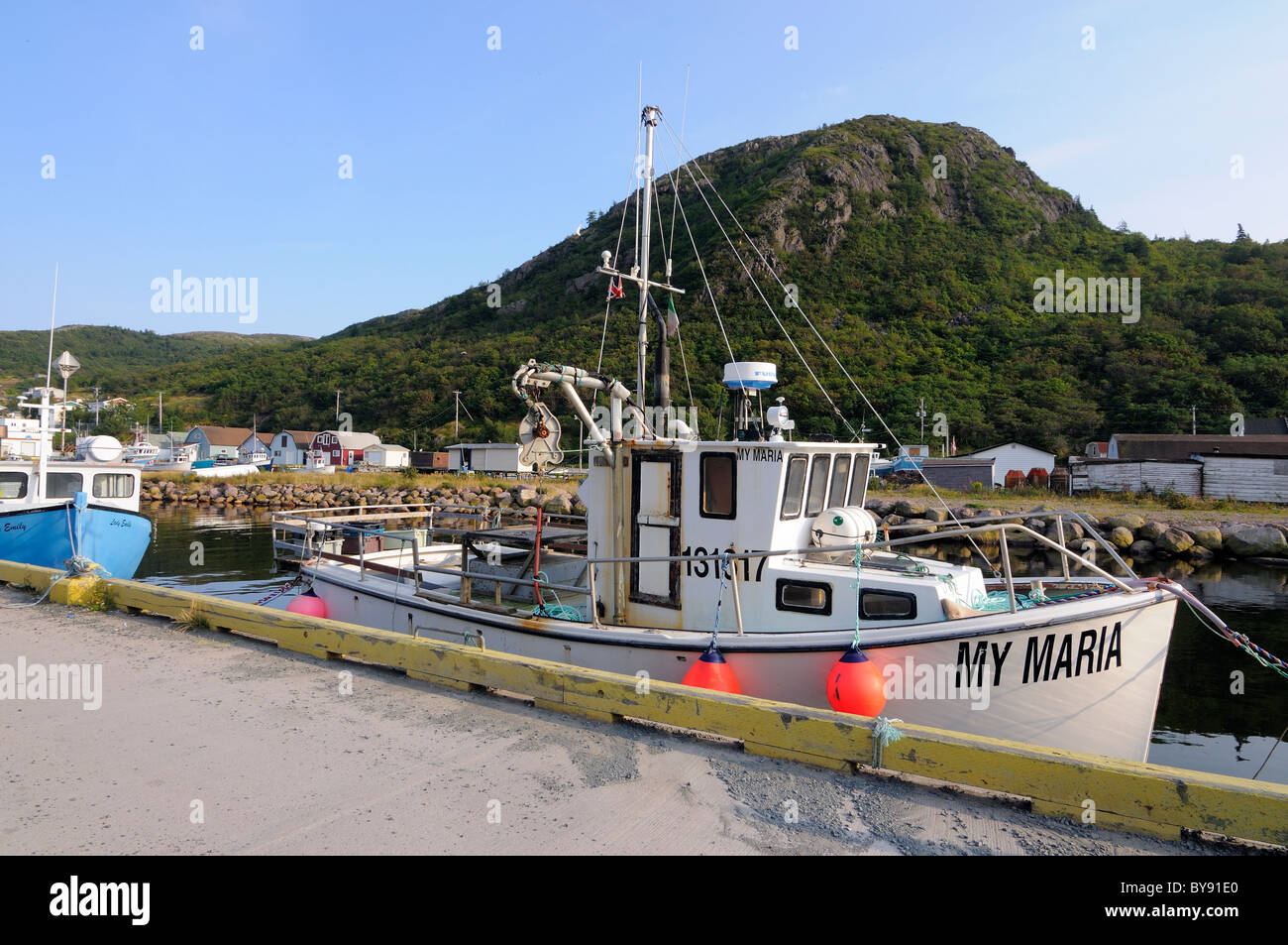 Angelboot/Fischerboot im kleinen Hafen Maddox Cove Neufundland Kanada angedockt Stockfoto