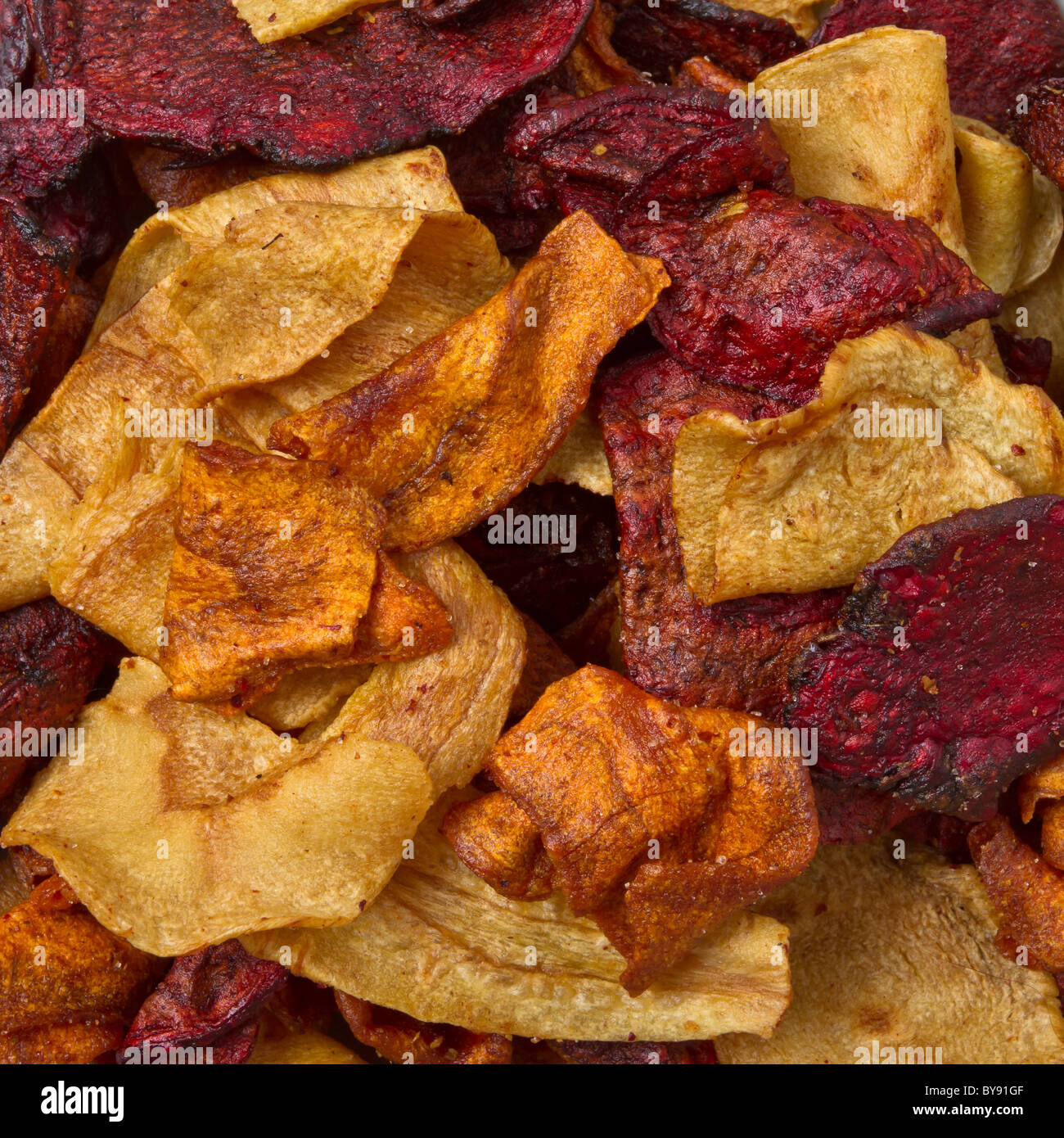 Luxus Gourmet Chips von Roter Beete, Pastinaken und Möhren Hintergrund oder Textur. Stockfoto