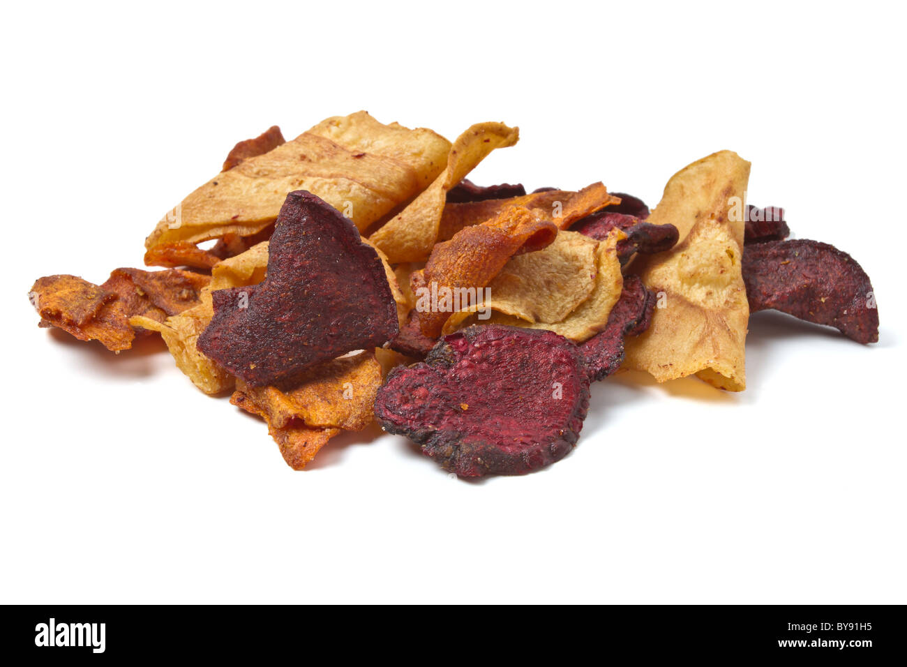 Gourmet-Chips oder Pommes frites tief gebratene rote Beete, Pastinaken und Karotten Scheiben. Stockfoto