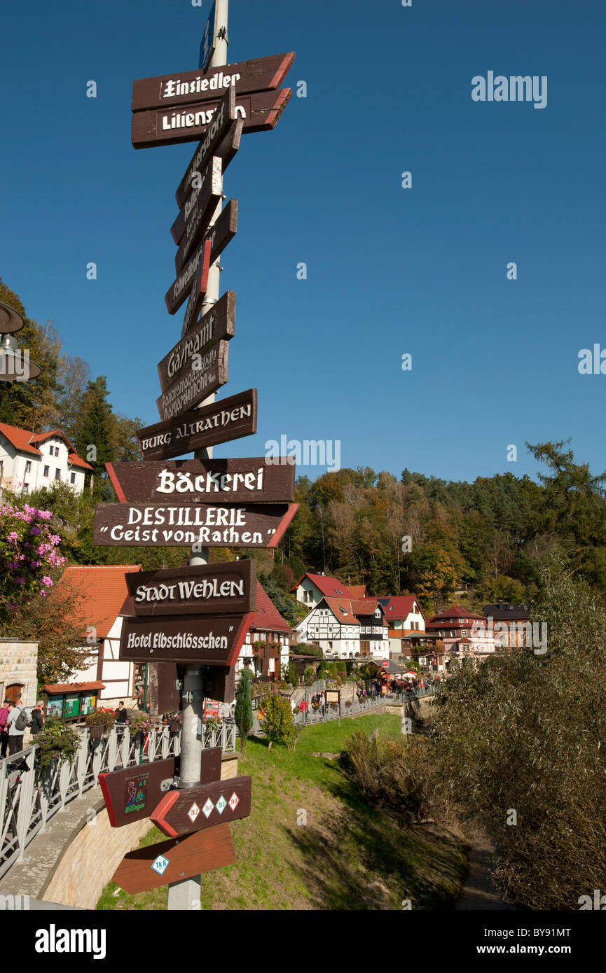 Wegweiser im Dorf am Rande des Nationalparks Sächsische Schweiz, Sachsen, Deutschland, Europa Stockfoto