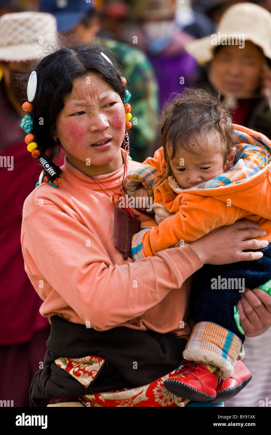 Tibetische Frauen Pilger Mit Baby Im Barkhor Lhasa Tibet Jmh4466 Stockfotografie Alamy