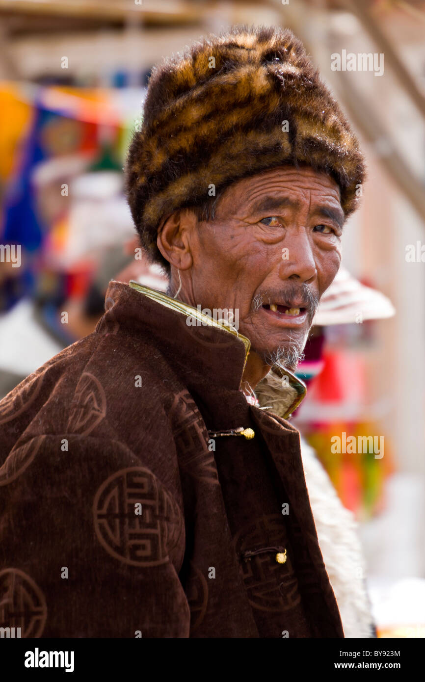 Alte tibetische Mann Pilger tragen Pelzhut in die Barkhor-Lhasa-Tibet. JMH4477 Stockfoto