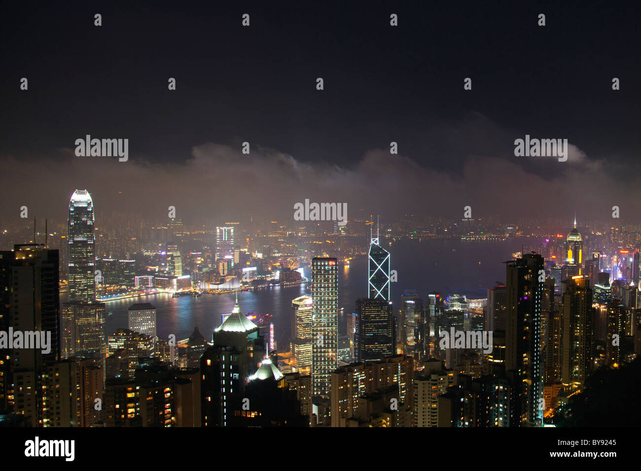Victoria Peak, Hong Kong in der Nacht, Sommer klarer Himmel, in Kowloon und Victoria Harbour Hong Kong, Hong Kong, Hong Kong Island, Stockfoto