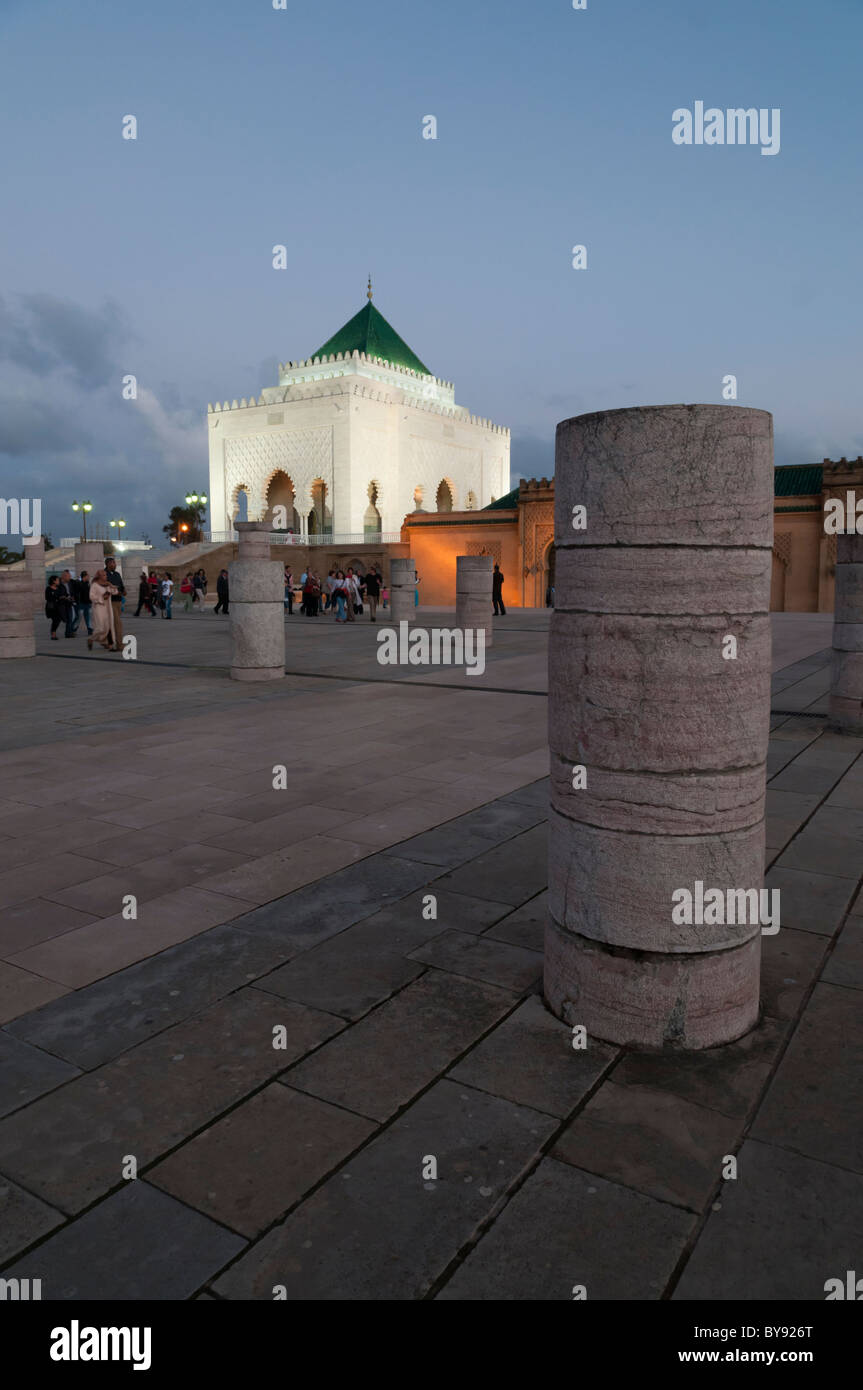 Nacht Blick auf die Moschee in der Nähe das Mausoleum von König Mohammed V (Abschluss 1971) auf der Yacoub al-Mansour Esplanade Rabat, Marokko Stockfoto