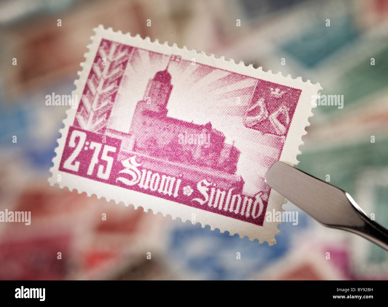 Finnische Briefmarke von 1941. Das finnische Vyborg (Viipuri) Schloss. Stockfoto