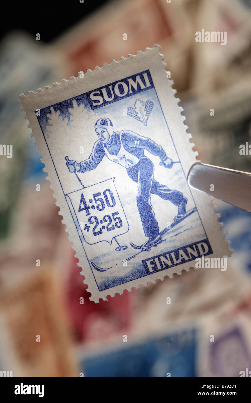 Finnische Sonderbriefmarke von 1945. Ski-Langlauf. Stockfoto