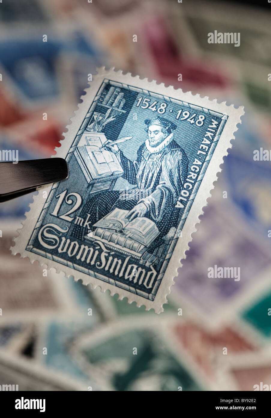 Finnische commemorative Stempel aus dem Jahr 1948. Mikael Agricola, Pfarrer, der "Vater der finnischen Schriftsprache" wurde Stockfoto