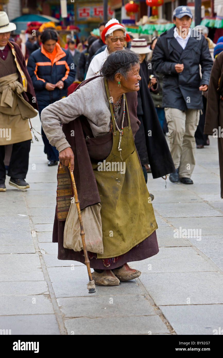 Alte tibetische Frauen Pilger mit Gehstock in die Barkhor, Lhasa, Tibet. JMH4499 Stockfoto