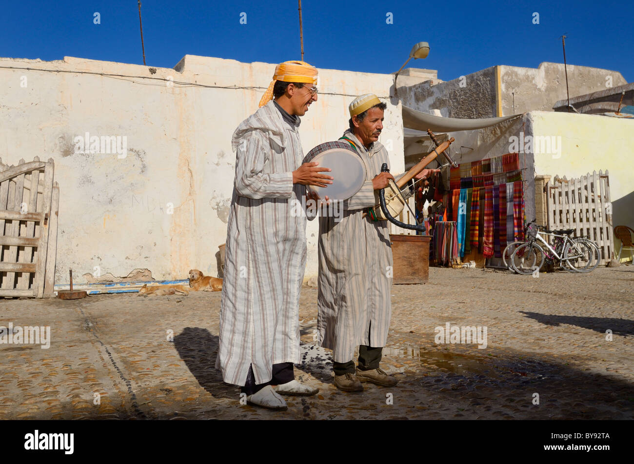 Marokkanische Straßenmusikanten spielen andalusischen Volksmusik auf Rabab und Bendir, Essaouira, Marokko Stockfoto