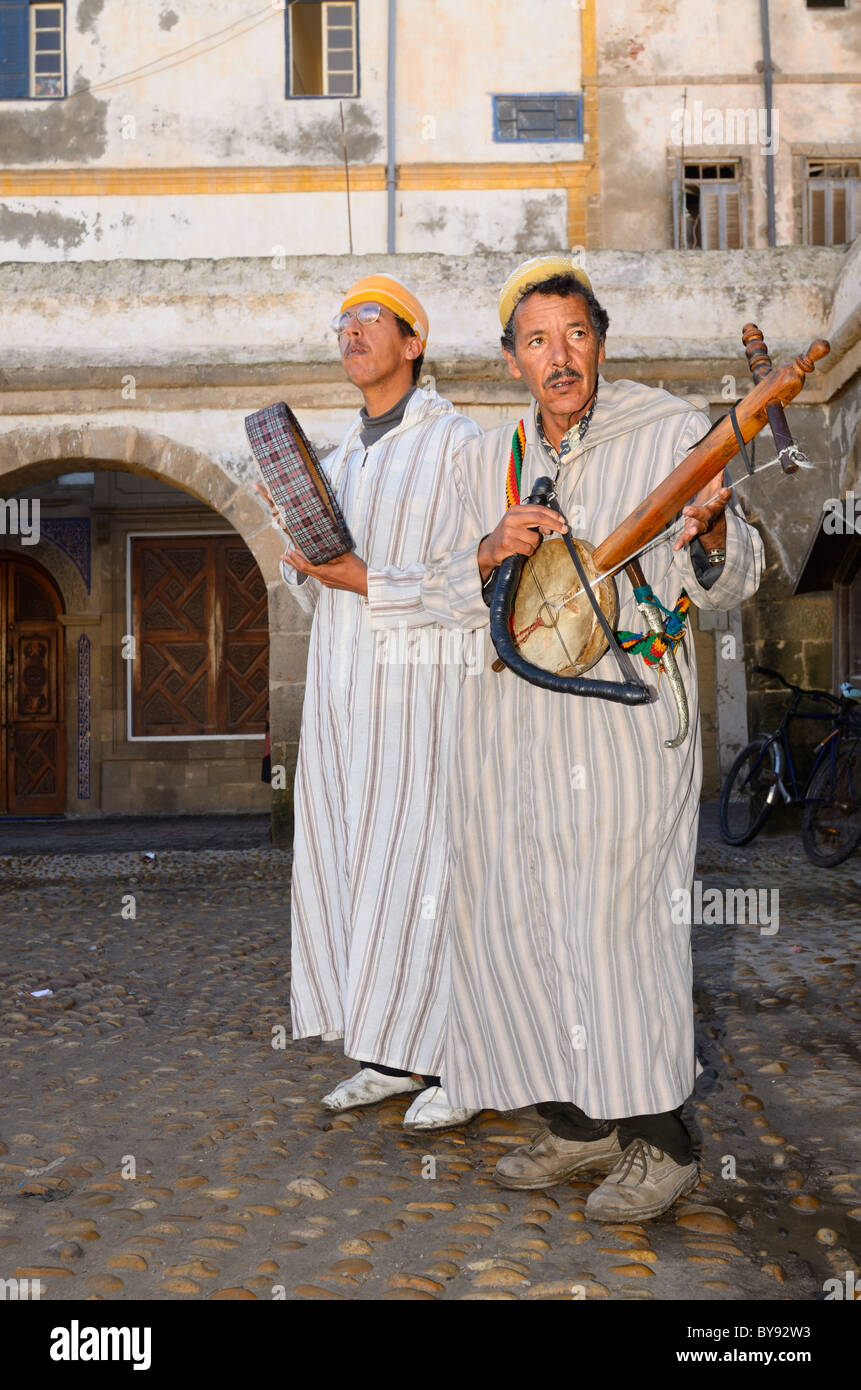 Straßenmusiker spielen Volksmusik auf Rabab Geige und Bendir hand Trommel in Essaouira Marokko Stockfoto