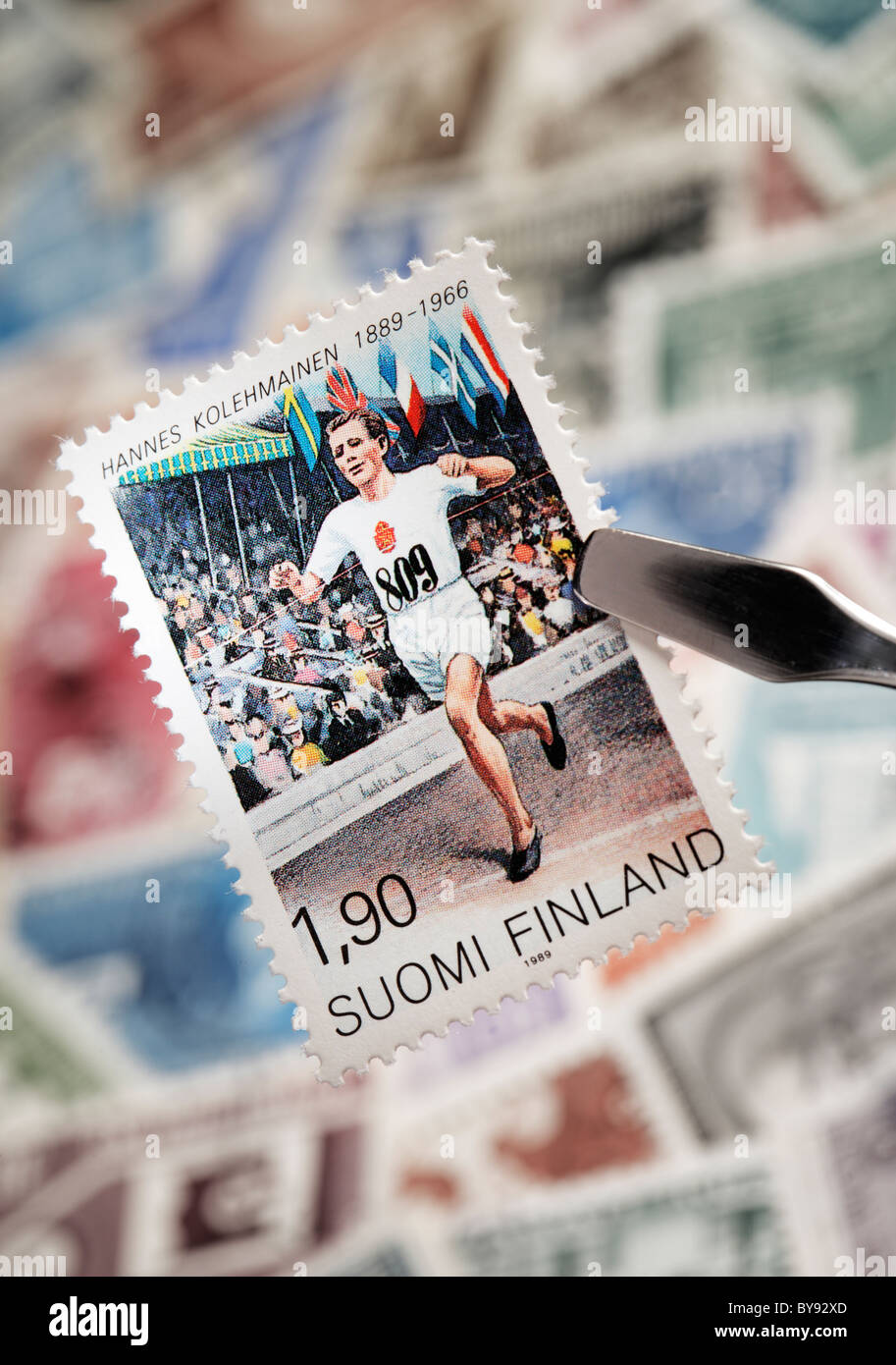 Finnische Sonderbriefmarke von 1989. Hannes Kolehmainen, finnischer Langstreckenläufer. Stockfoto
