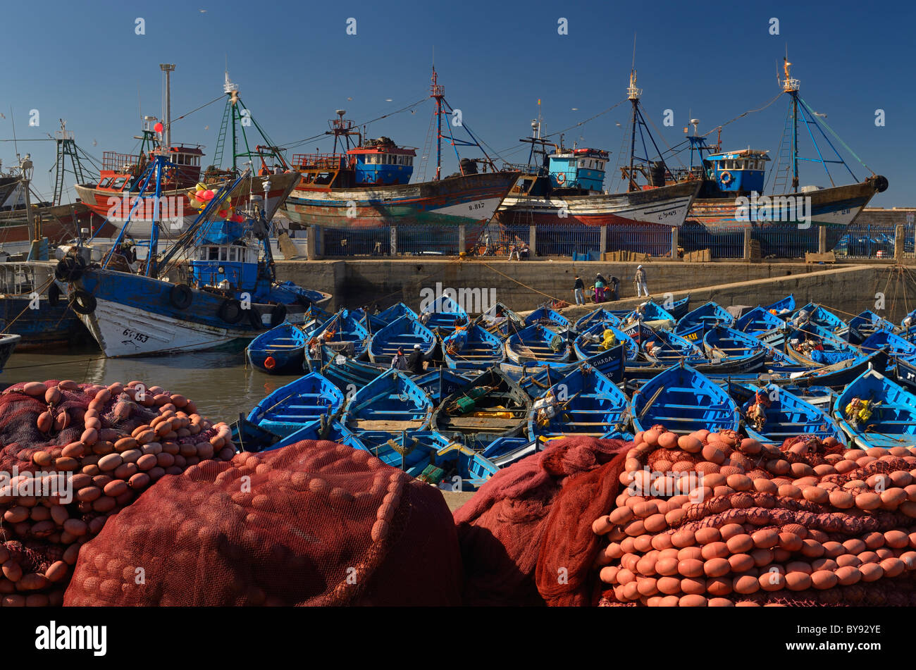 Rot Blau Fischerboote und Netze in den Morgen im Marine Hafen von Essaouira Marokko Stockfoto