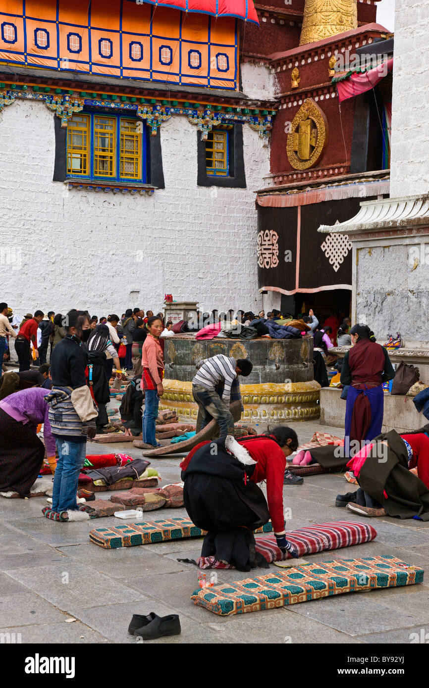 Pilger vor dem Eingang zu den Jokhang-Tempel in Barkhor Square Lhasa Tibet. JMH4501 Stockfoto