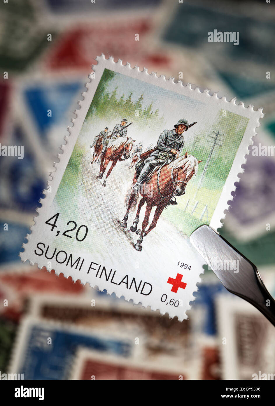 Finnische Sonderbriefmarke von 1994. Finnischer Soldat Reiten auf einem finnischen Pferd aka Finnpferd. Stockfoto