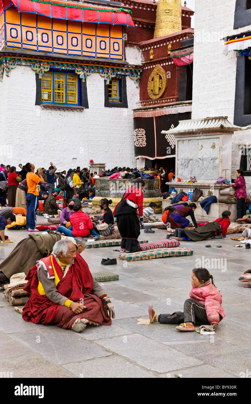 Pilger vor dem Eingang zu den Jokhang-Tempel in Barkhor Square Lhasa Tibet. JMH4503 Stockfoto