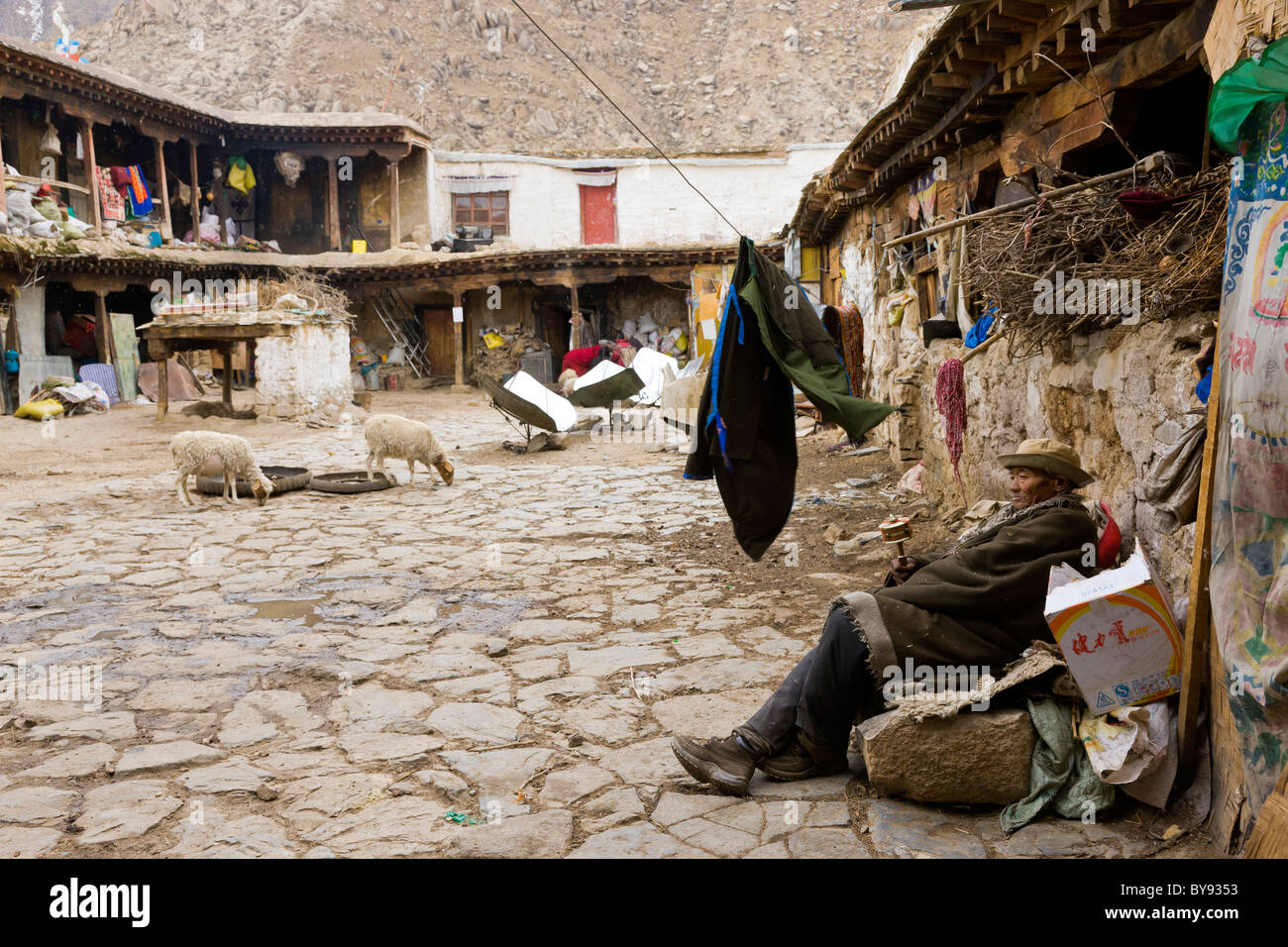 Alter Mann Bettler oder Pilger in Hof im Kloster Drepung, Lhasa, Tibet. JMH4511 Stockfoto