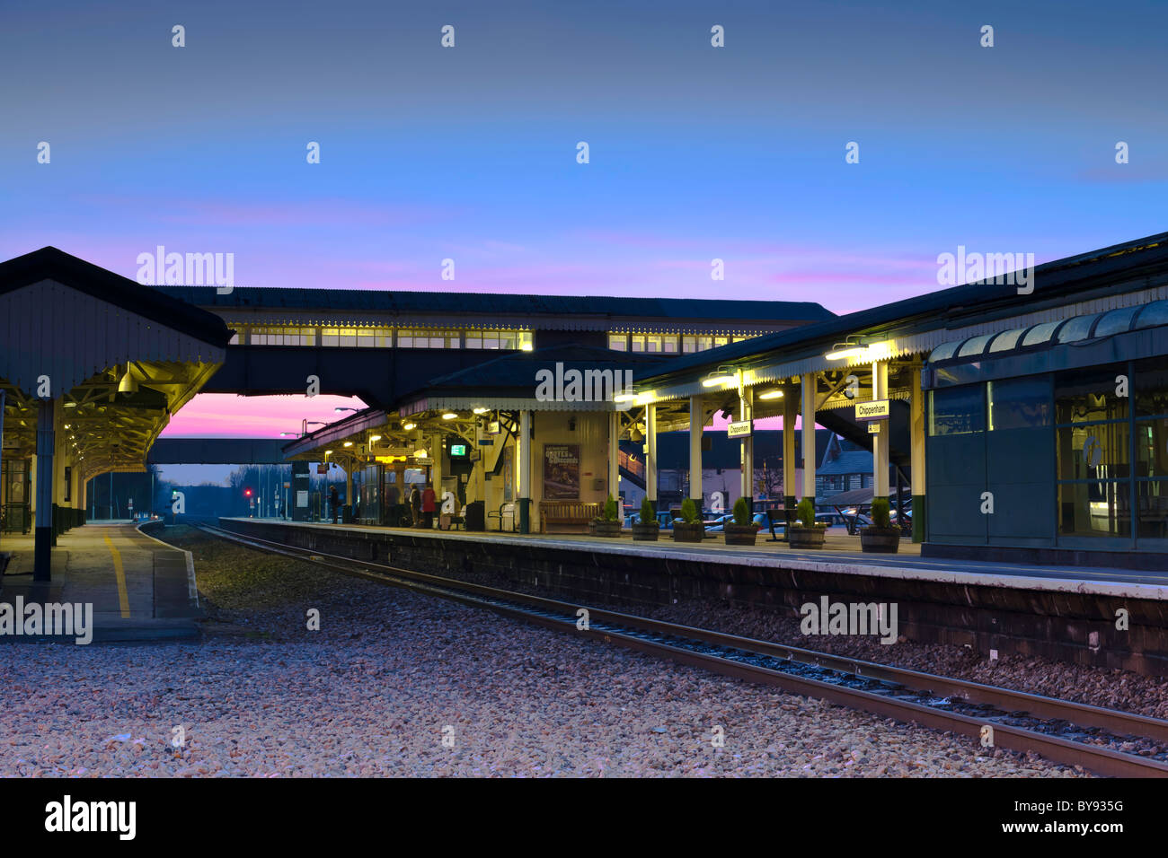Dämmerung am Bahnhof - Plattform Stockfoto