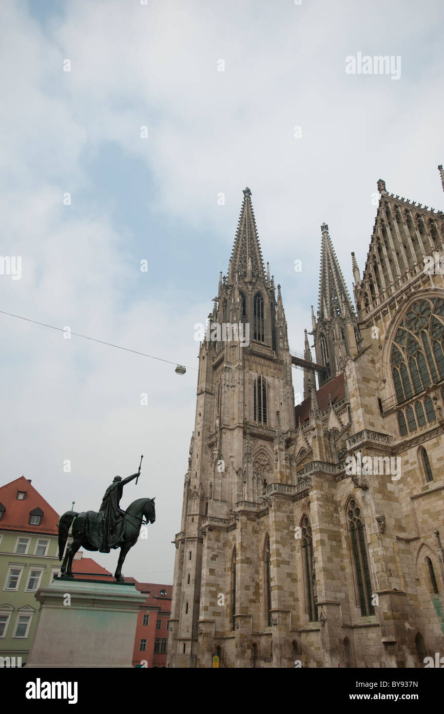Die gotische Architektur des Regensburger Dom, St. Peter in Regensburg, Bayern, Deutschland, Europa gewidmet Stockfoto