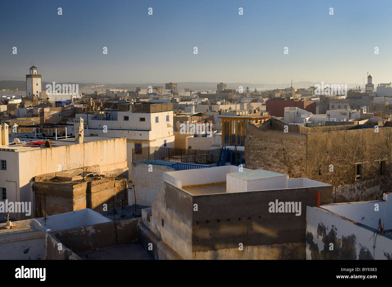 Überblick über Dächer, Essaouira, Marokko, Atlantik Strand und Windkraftanlagen im Abstand Stockfoto