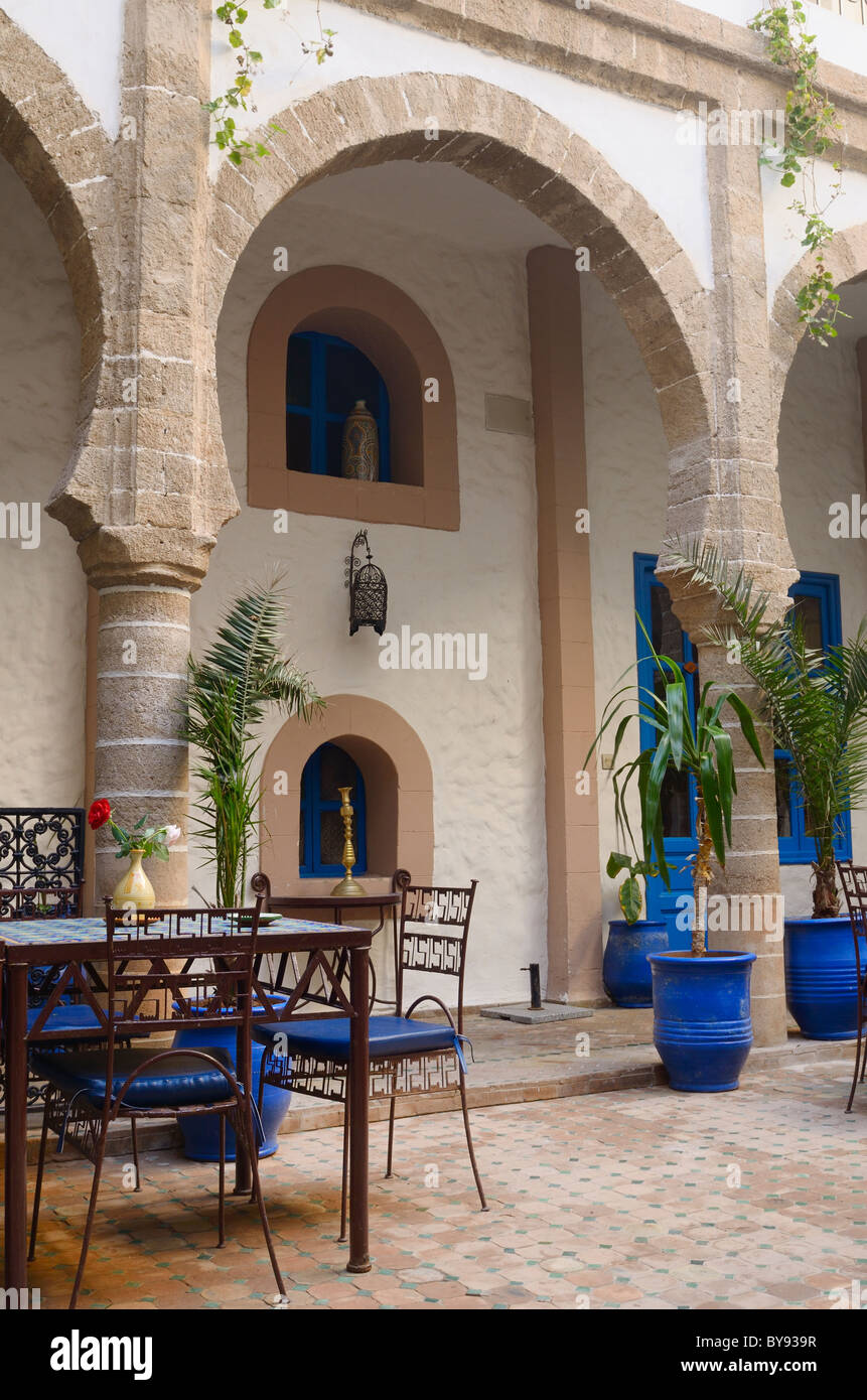 Tisch und Stühle im Innenhof des Riad Al Madina in Essaouira Marokko Stockfoto