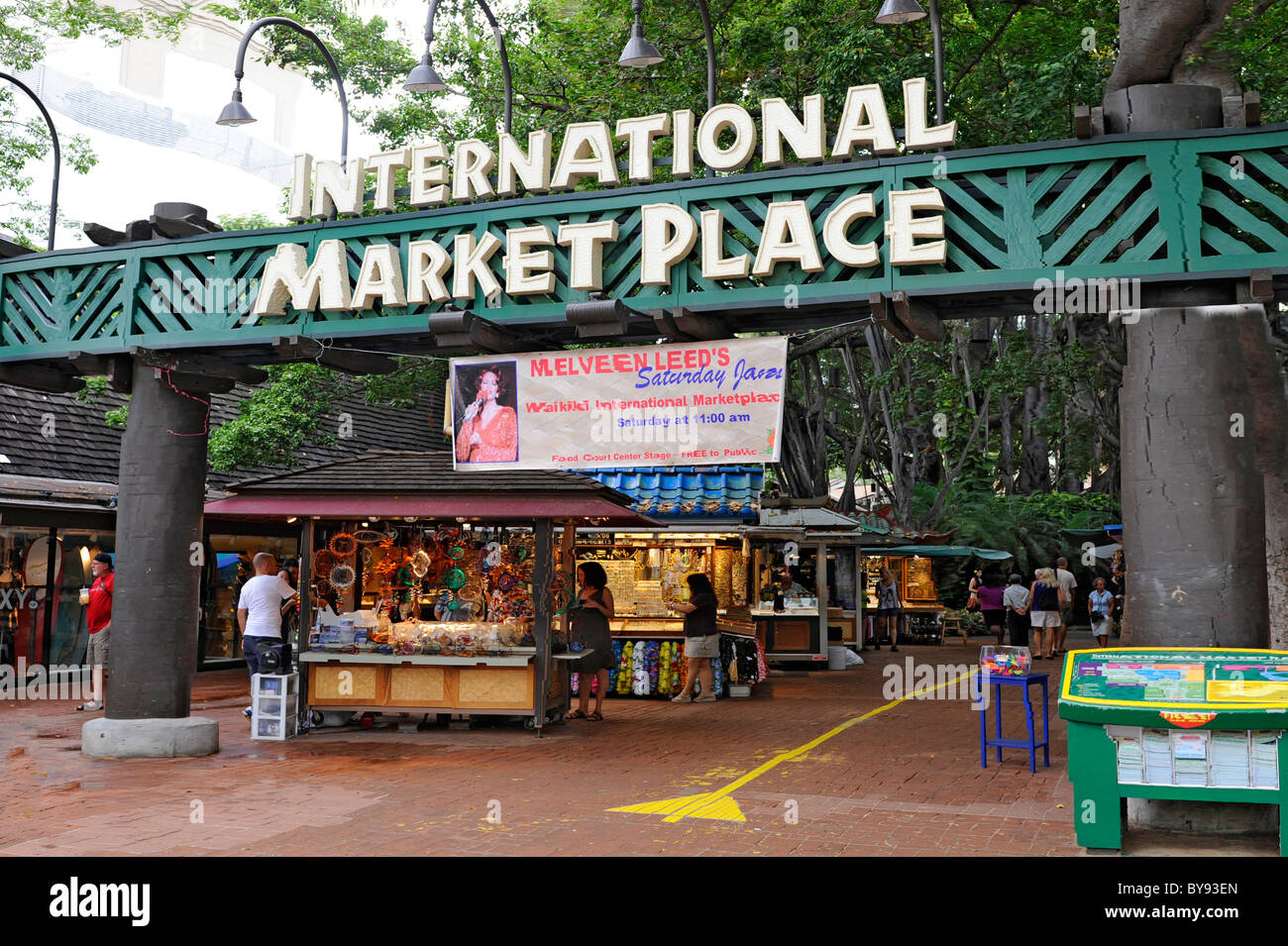 Internationaler Marktplatz auf der Kalakaua Avenue entlang Strand von Waikiki Honolulu Hawaii Stockfoto
