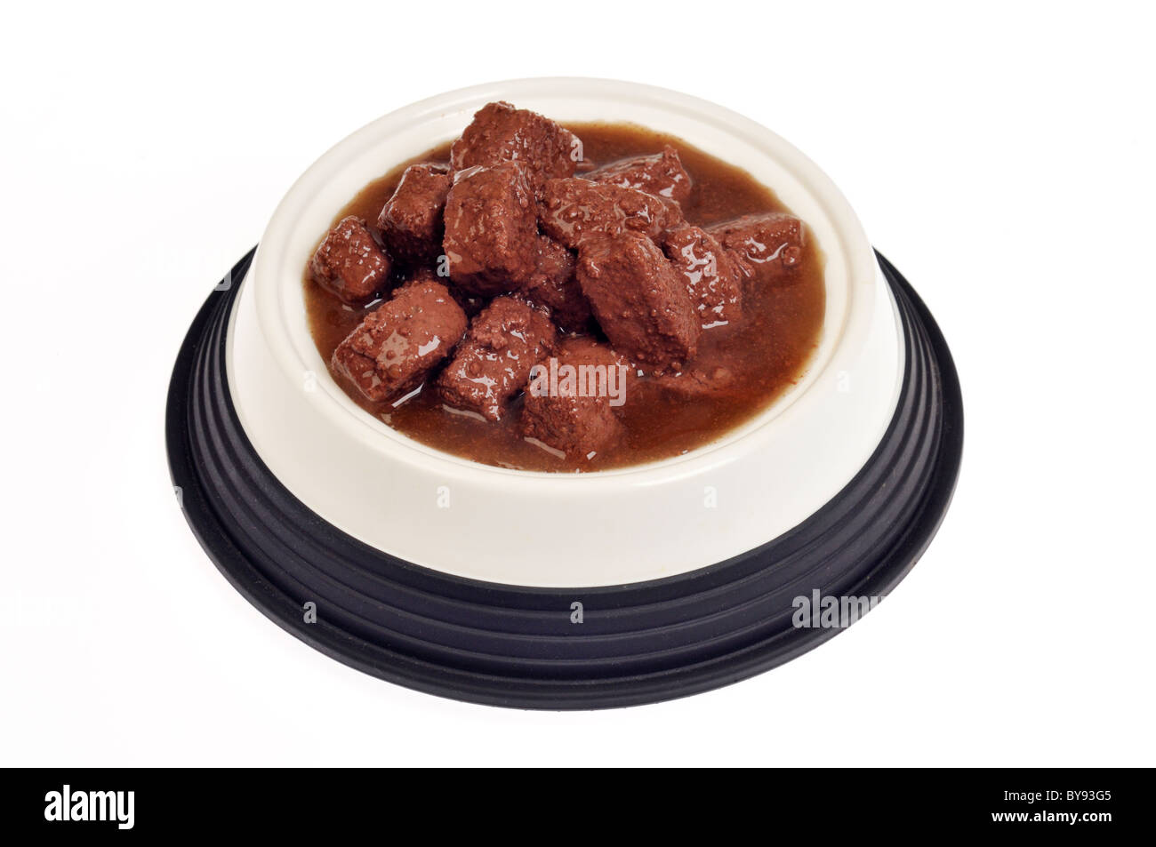 Schüssel mit Klumpen des nassen Rindfleisch Chunks in Sauce aus der Dose Hundefutter auf weißem Hintergrund, ausgeschnitten. Stockfoto