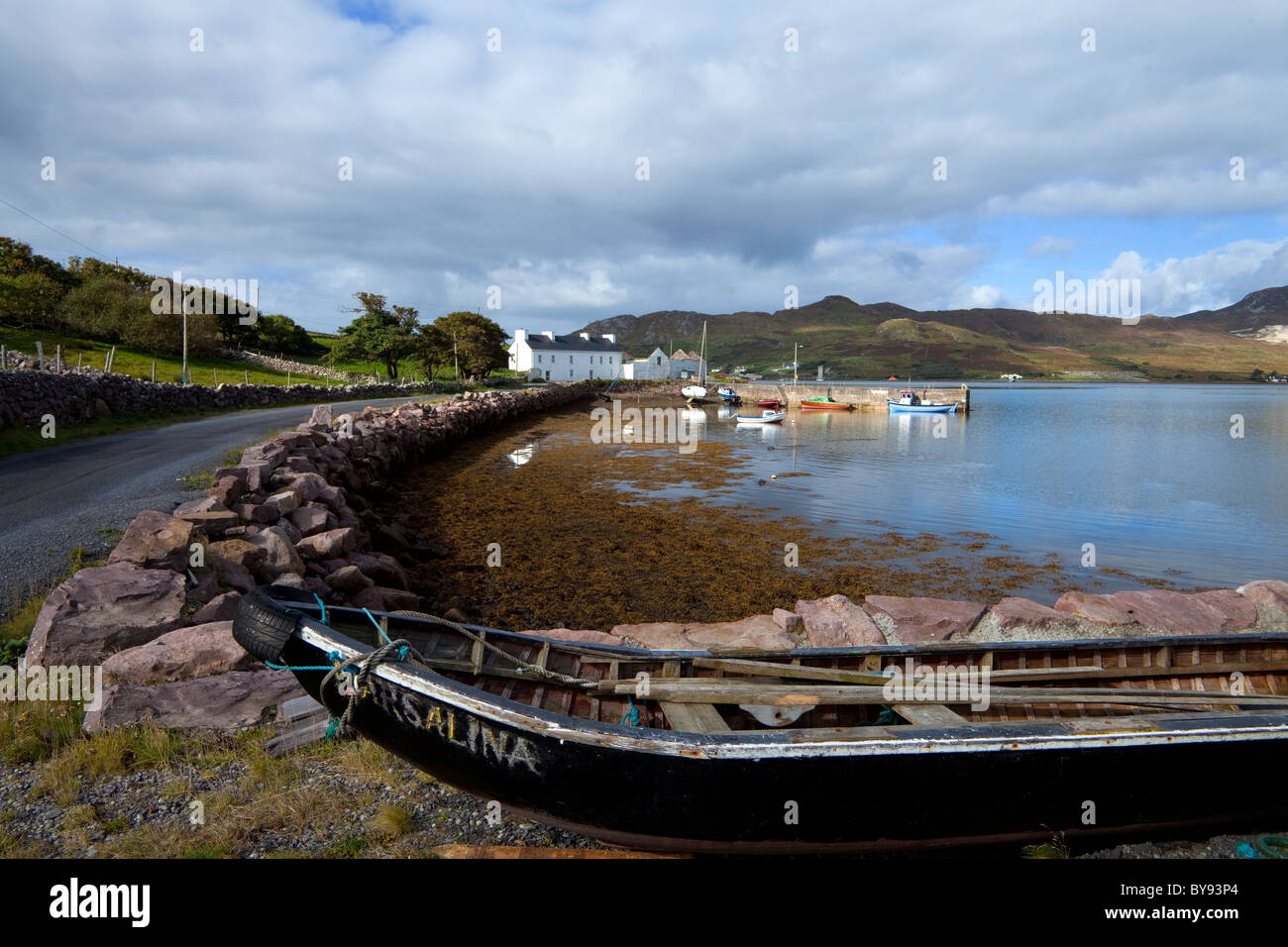 Kleiner Fischerhafen mit Curraghs im Vordergrund, mit Achill Island in den Hintergrund, Corraun-Halbinsel, County Mayo, Irland Stockfoto