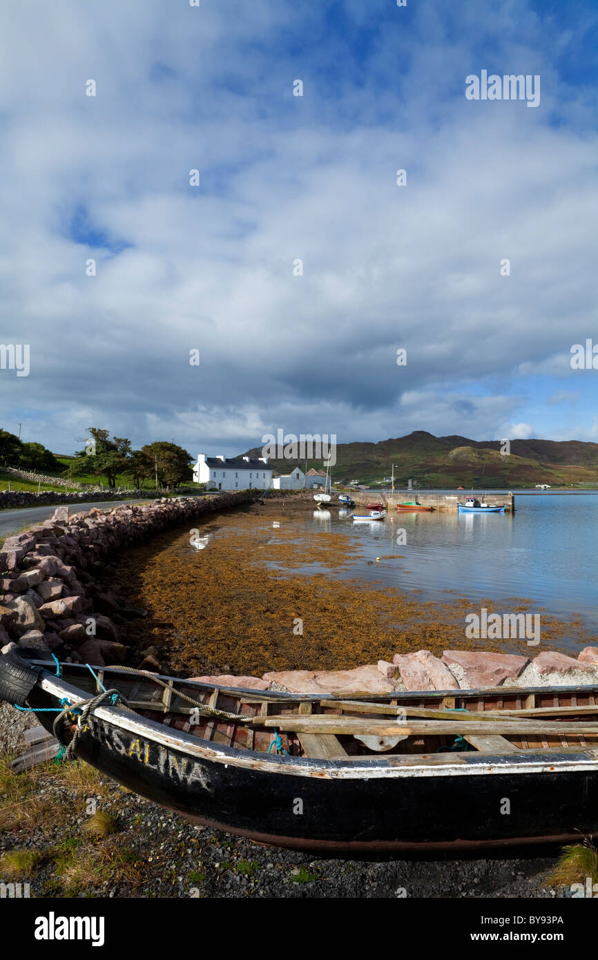 Kleiner Fischerhafen mit Curraghs im Vordergrund, mit Achill Island in den Hintergrund, Corraun-Halbinsel, County Mayo, Irland Stockfoto