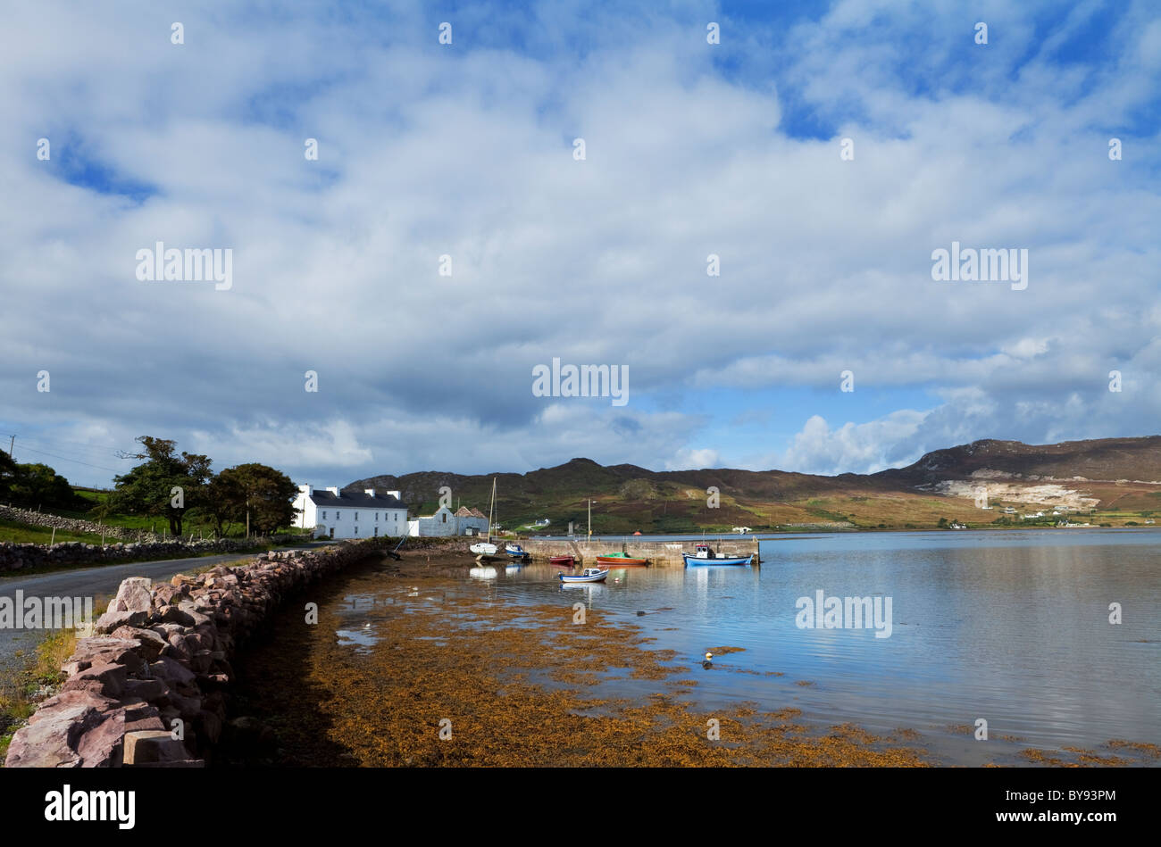 Kleinen Fischerhafen auf Achill Sound, Corraun-Halbinsel, County Mayo, Irland Stockfoto
