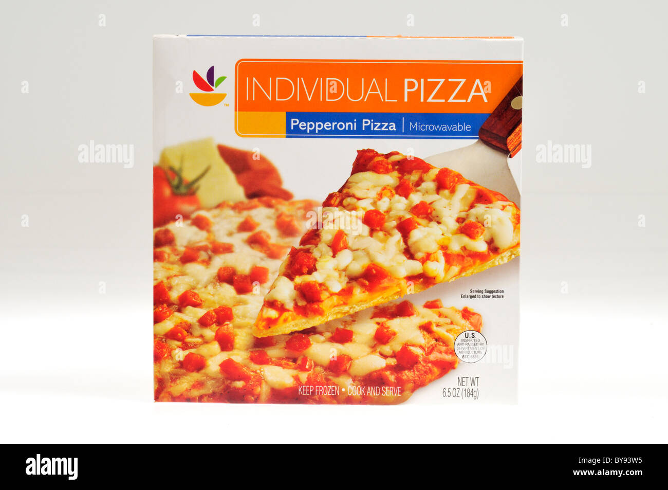 Box von gefrorenen Mikrowelle Pepperoni einzelne Pizza von Stop & Shop Shop auf weißem Hintergrund, Ausschnitt Stockfoto