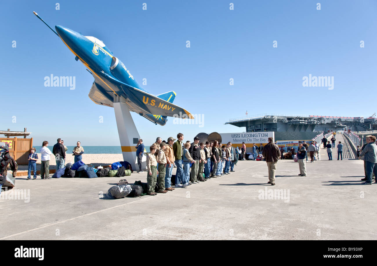 Cub & Boy Scouts bereiten sich auf die Nacht vor, USS Lexington. Stockfoto
